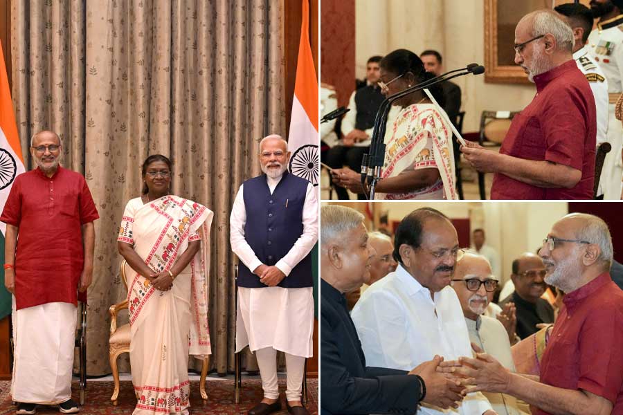 ১৫তম উপরাষ্ট্রপতি হিসাবে শপথ নিলেন চন্দ্রপুরম পন্নুস্বামী রাধাকৃষ্ণণ। 