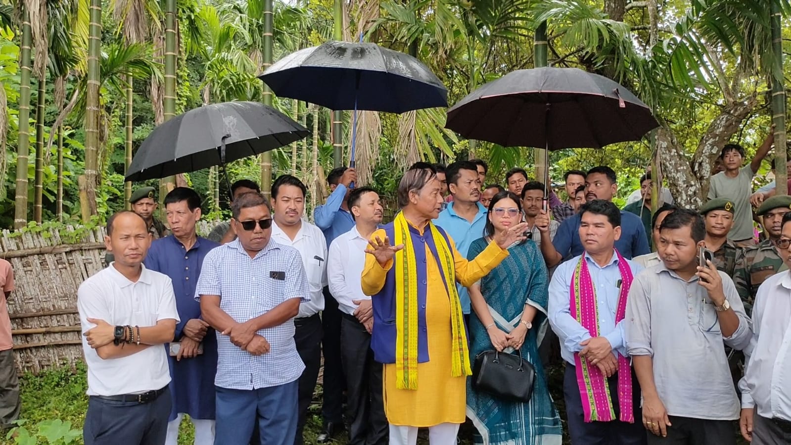 মন্ত্রী, প্রাক্তন সাংসদ সহ বিধায়কদের একটি প্রতিনিধি দল গেলেন আক্রান্তের বাড়িতে মন্ত্রী, প্রাক্তন সাংসদ সহ বিধায়কদের একটি প্রতিনিধি দল গেলেন আক্রান্তের বাড়িতে
