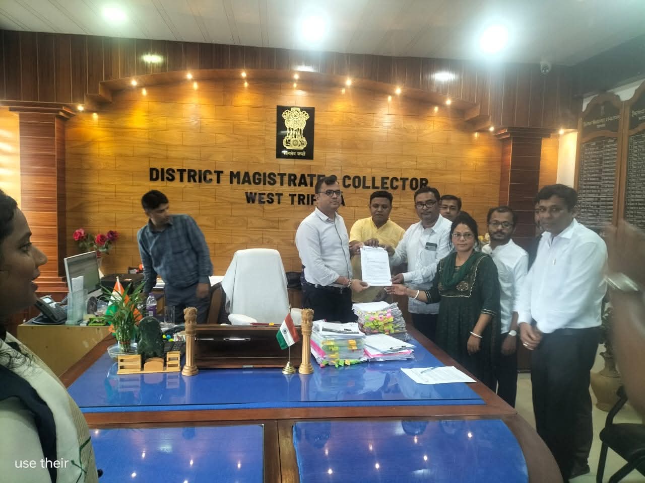 জনসংখ্যা নিয়ন্ত্রণের জন্য কঠোর আইন প্রণয়নের দাবিতে জেলা শাসকের কাছে ডেপুটেশন